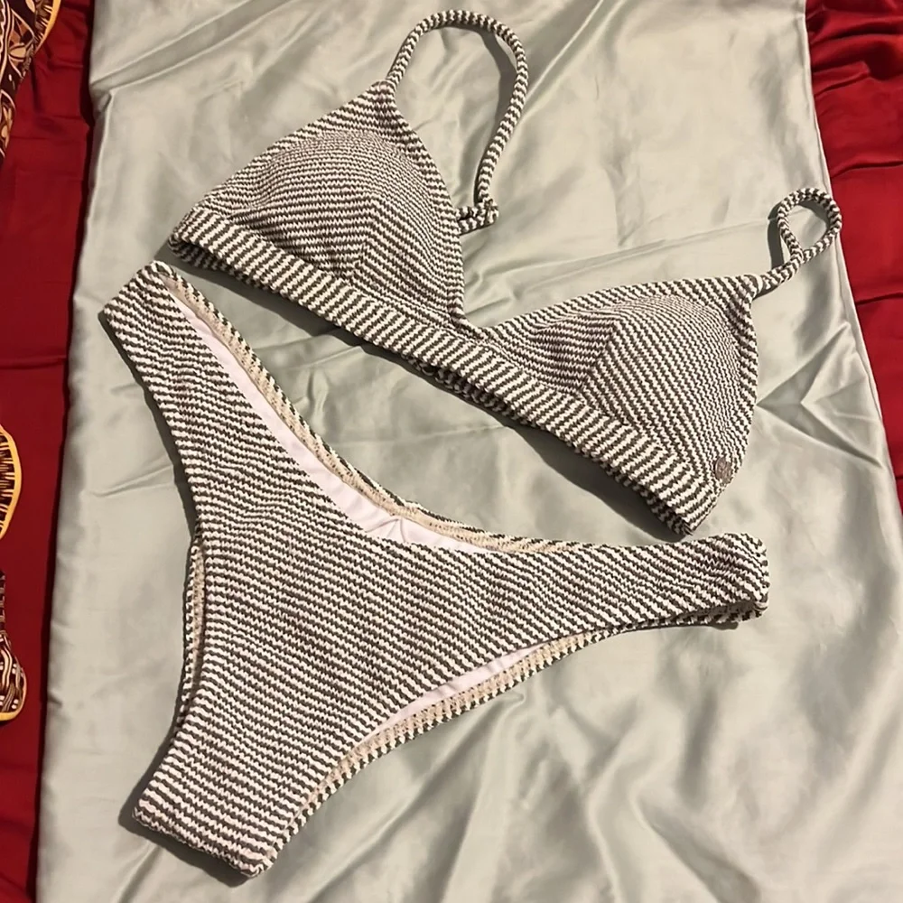 Bikini - Picture 3 of 4